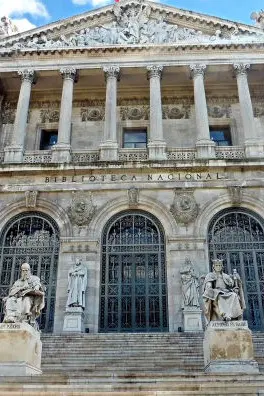 parque del retiro, el palacio de cristal en un atardecer de colores violetas y naranjas
