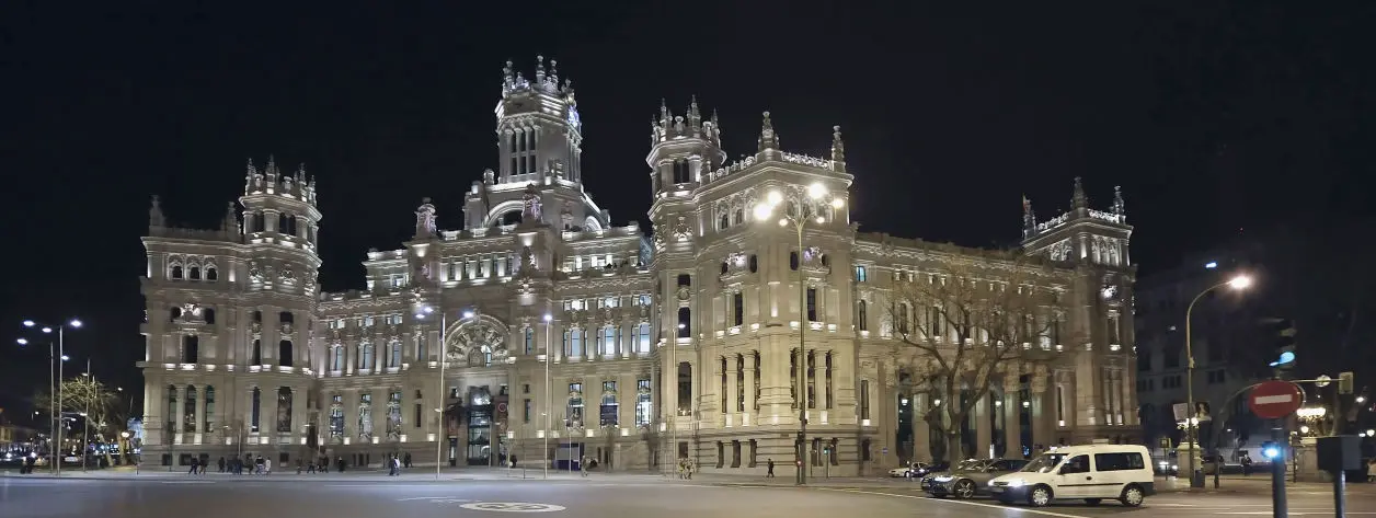 edificio de correos de Madrid, iluminado por la noche 