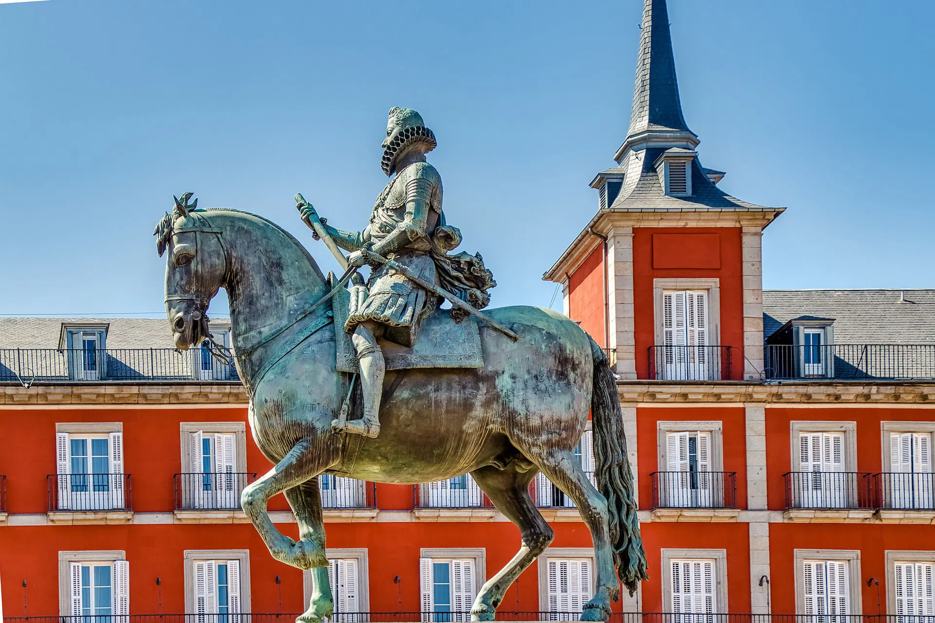 estatua ecuestre de la plaza mayor de madrid