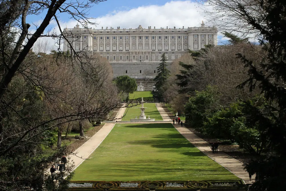 vista de los jardines de Sabatini de Palacio Real desde la cuesta de san Jerónimo